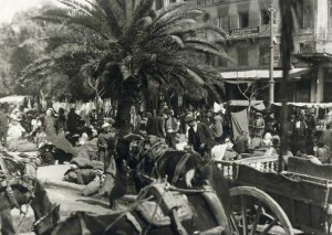 Πειραιάς 1922. Μικρασιάτες πρόσφυγες γύρω από το ξενοδοχείο «Η Ανατολή»