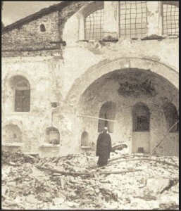 Ο Οικ. Πατριάρχης Αθηναγόρας στα ερείπια του ναού του Αγίου Κωνσταντίνου, Κωνσταντινούπολη.